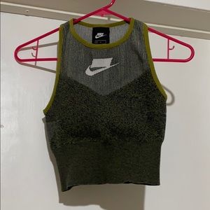 NIKE CROP TOP - MEDIUM